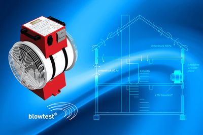 Infos über den Blower-Door-Test Mann misst Luftundichtheiten